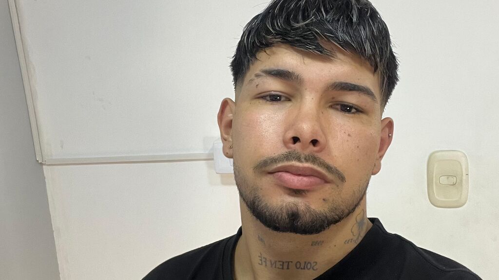 LiamSaenz live cam model at LiveJasmin