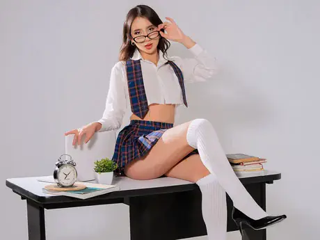 Chat with ZaraVellet