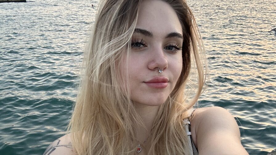 Watch LunaMillie live on Cuties