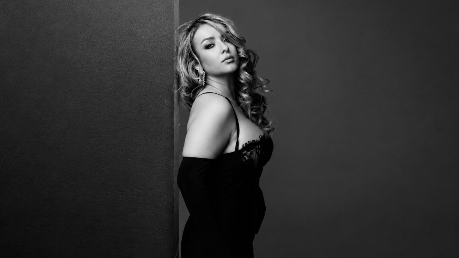 NylaVoss erotic portrait