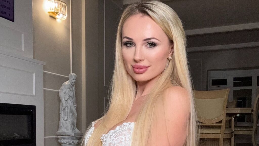 Watch  BillyLouisa live on LiveJasmin