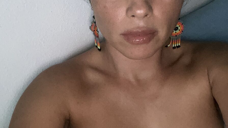 Watch FanyEscobar live on Cam Plug