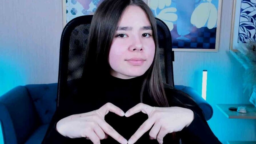 Watch SayaHeartnet live on Cam Plug