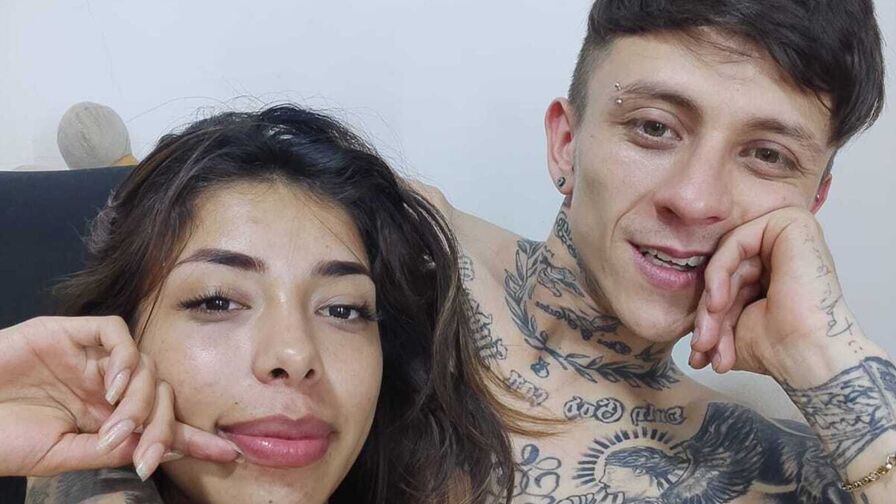 Watch AronAndKate live on Cam Plug