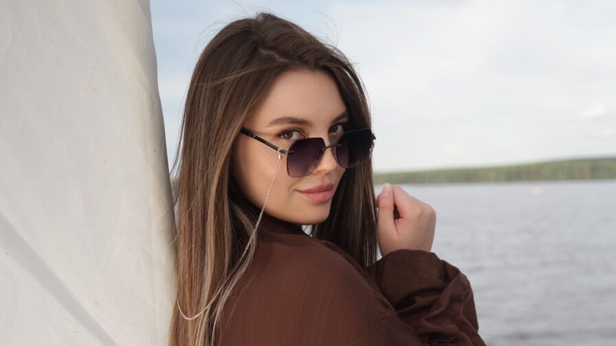 Discover EvaLevi VIP show