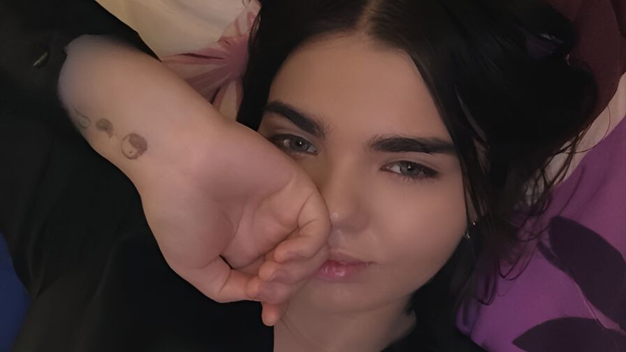 Watch AdelineDeline live on Amateur Blogger🎉