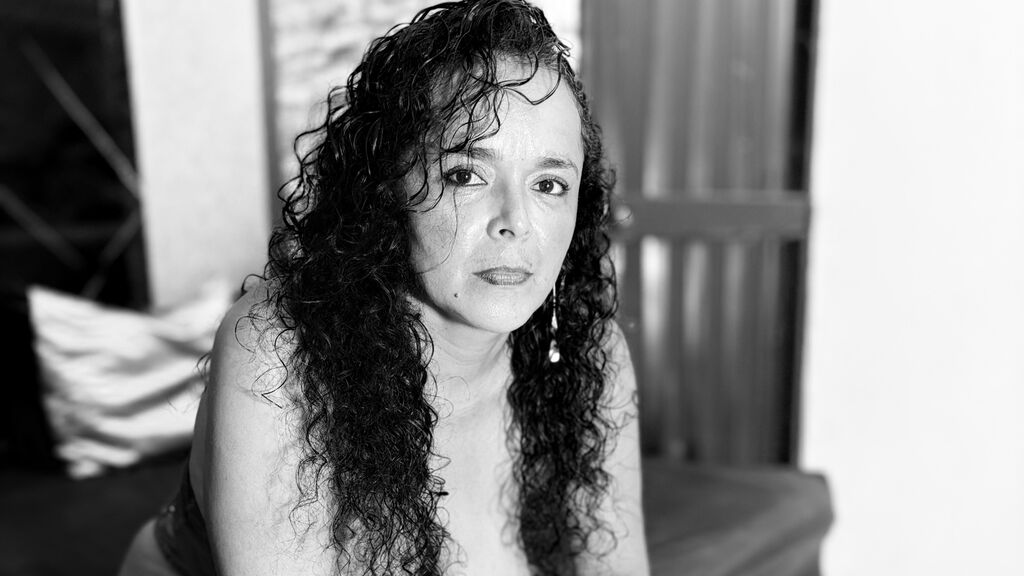 Sex chat gratuit in direct cu CoralMarente pe LiveJasmin