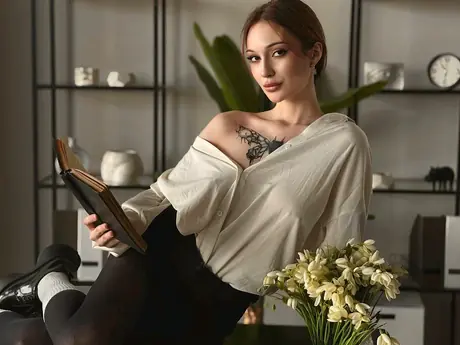 Chat with LilaBanniss