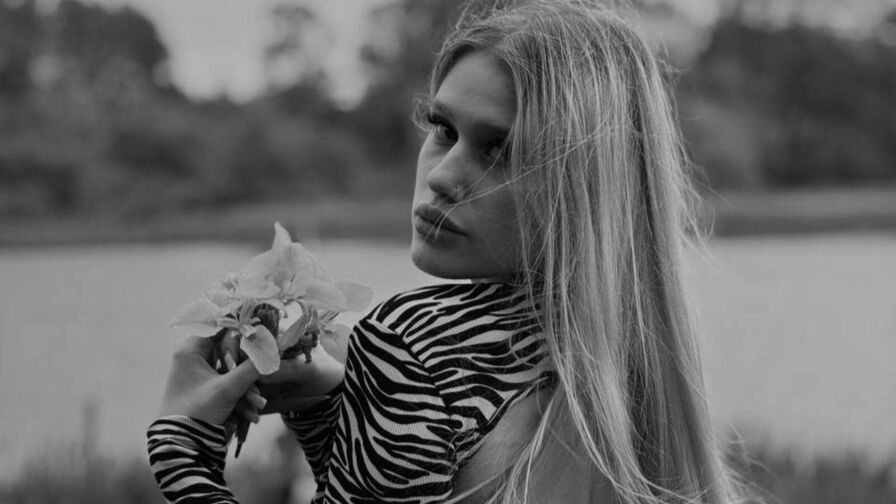CharisseBuonomo's live cam
