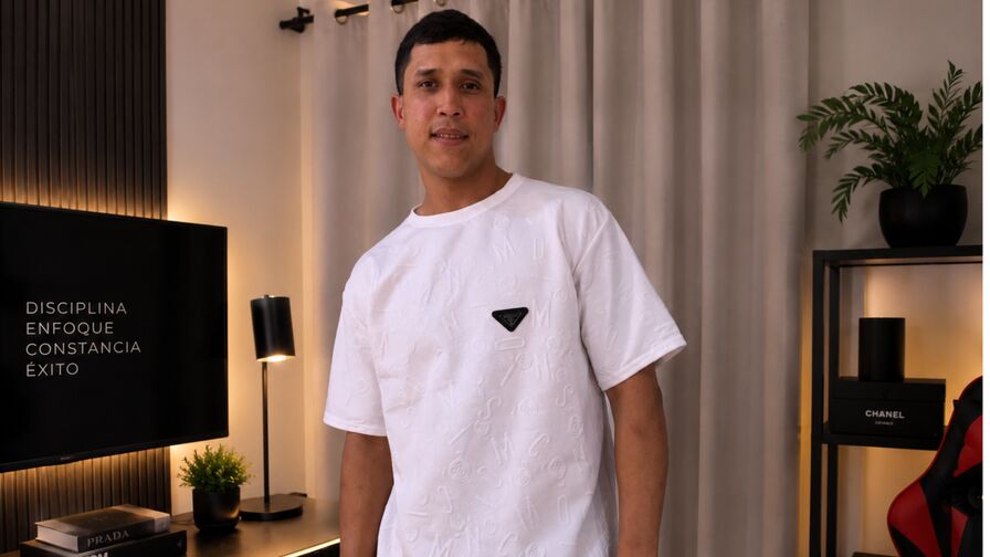 Watch DominicVillareal live on Free Erotic Fantasy