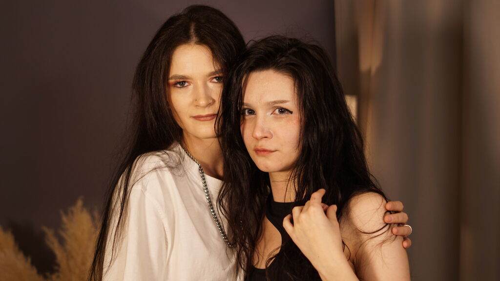 ArletteAndAnnis live cam model at LiveJasmin