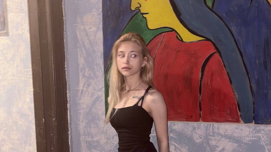 Watch LynnaLucik live on Ultra Erotica