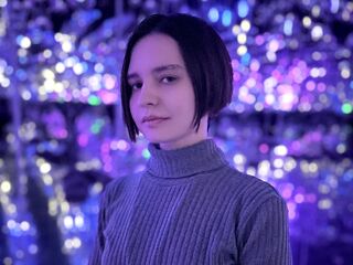 23 skinny white female black hair green eyes MisaFortuna chat room