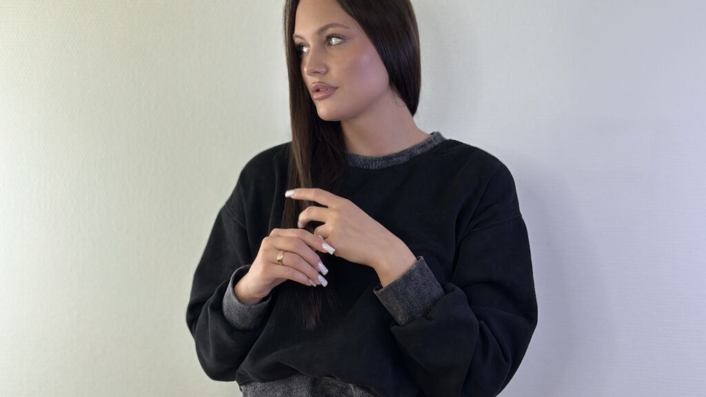 Watch LoanCahela live on cam at LiveJasmin
