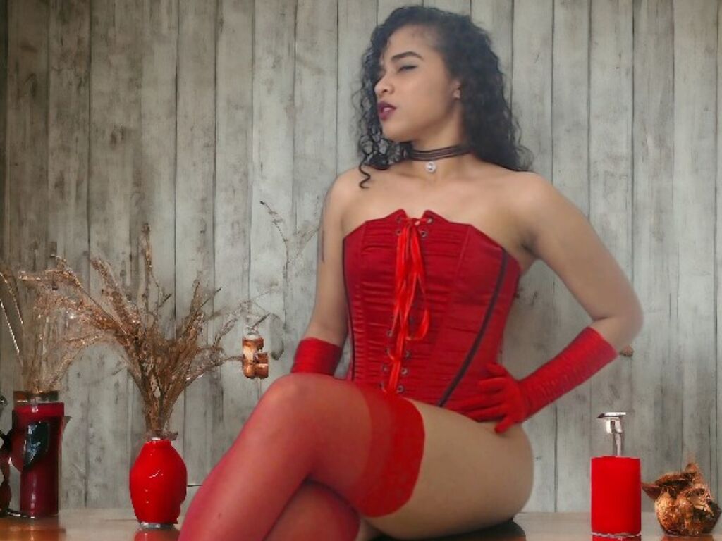 LunaMuler - the steamiest performer onwebcam for your indulgence LunaMuler from LiveJasmin