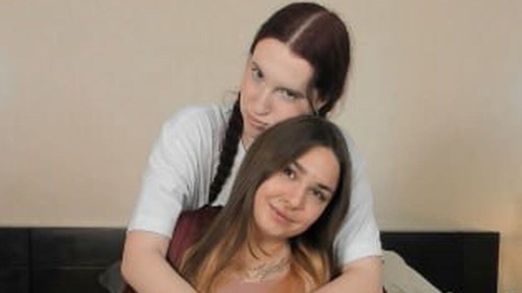 Watch  DaisyAndEdita live on cam at LiveJasmin